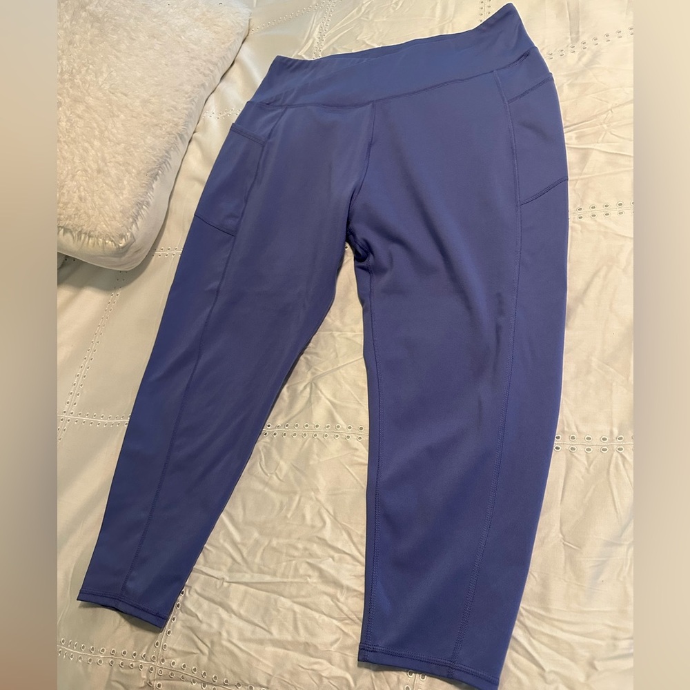 Stylish Blue Capri Leggings. 1X. Leg pockets. MUST BE BUNDLED